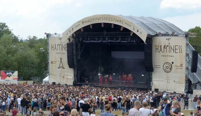 Zehntausende strömen zum Happiness-Festival. Auch dieses Jahr sind die 12.500 Tickets nun ausverkauft. Zehntausende strömen zum Happiness-Festival. Auch dieses Jahr sind die 12.500 Tickets nun ausverkauft.