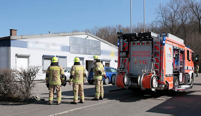 Die Feuerwehr war mit einem Großaufgebot vor Ort, um den verunglückten Mann zu retten. Die Feuerwehr war mit einem Großaufgebot vor Ort, um den verunglückten Mann zu retten.
