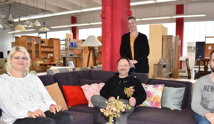 Die Mitarbeitenden des Gebrauchtwarenhauses mlkauf in Pforzheim (von links) Sandra Bär, Michael Schmalzl, Christiane Hermann und Kevin Holstein. Hier können Sachspenden abgegeben werden.
