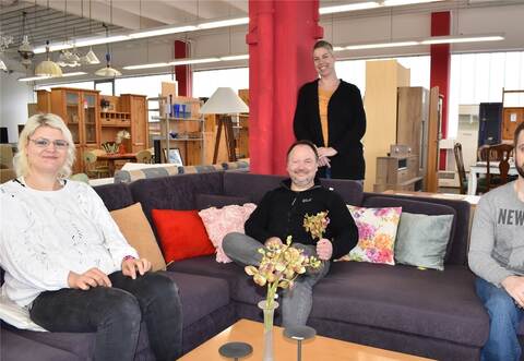 Die Mitarbeitenden des Gebrauchtwarenhauses mlkauf in Pforzheim (von links) Sandra Bär, Michael Schmalzl, Christiane Hermann und Kevin Holstein. Hier können Sachspenden abgegeben werden.