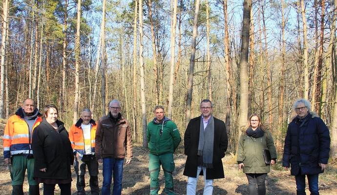 Verwaltung und Bauteam auf dem zukünftigen Aussegnungsplatz des Ruhewalds. Kämmerin Anja Klohr (links im Bild) mit dem Weiland-Team Klaus Primas (von links), Uzun Yakup, Ralph Weiland und Antonio Lima sowie Bürgermeister Andreas Felchle, Jasmin Bosch und Volker Boden. Verwaltung und Bauteam auf dem zukünftigen Aussegnungsplatz des Ruhewalds. Kämmerin Anja Klohr (links im Bild) mit dem Weiland-Team Klaus Primas (von links), Uzun Yakup, Ralph Weiland und Antonio Lima sowie Bürgermeister Andreas Felchle, Jasmin Bosch und Volker Boden.