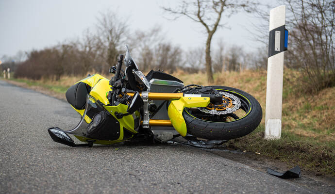 Ein Motorradfahrer ist am Sonntagmittag auf der Würmtalstraße bei Tiefenbronn alleinbeteiligt von der Straße abgekommen.
