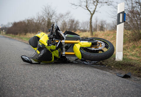 Ein Motorradfahrer ist am Sonntagmittag auf der Würmtalstraße bei Tiefenbronn alleinbeteiligt von der Straße abgekommen.