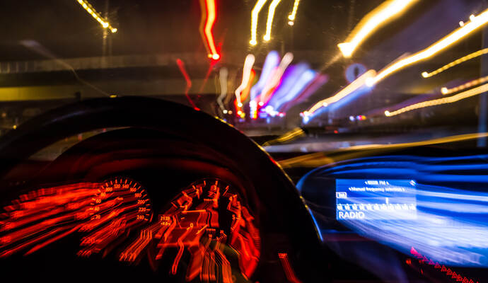 Die Polizeibeamten stellten schon während der Unfallaufnahme einen starken Alkoholgeruch beim Fahrer fest.