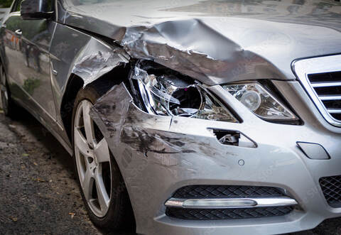 An dem beschädigten Auto kam zu einem Sachschaden in vierstelliger Höhe.
