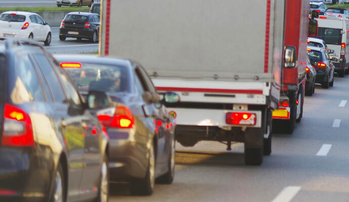 Die beidseitig installierte Stauwarnanlage an der A8 bei Pforzheim trägt aktiv zur Unfallverhütung bei. Die beidseitig installierte Stauwarnanlage an der A8 bei Pforzheim trägt aktiv zur Unfallverhütung bei.