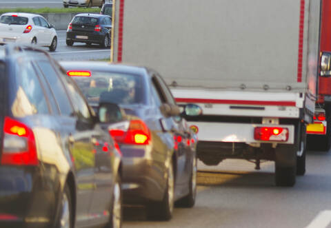 Die beidseitig installierte Stauwarnanlage an der A8 bei Pforzheim trägt aktiv zur Unfallverhütung bei.