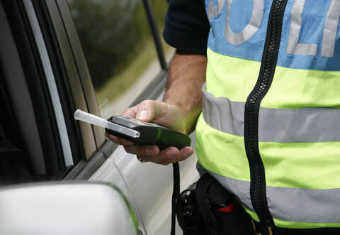 Bei dem 26-jährigen Fahrer wurden beim Alkoholvortest ein Wert von 1,5 Promille gemessen.