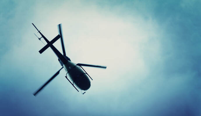 Unter anderem mit einem Hubschrauber suchte die Polizei nach einer vermissten Frau.