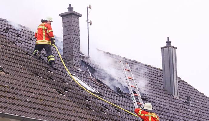 Dichter Rauch dringt aus dem Wohnhaus. Dichter Rauch dringt aus dem Wohnhaus.