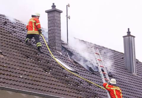 Dichter Rauch dringt aus dem Wohnhaus.