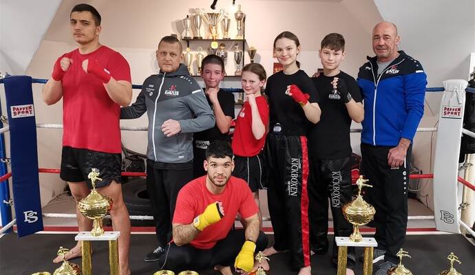 Von Links: Zivojin Peter Zivojinovic (Trainer), Christian Deiß (Trainer und ehm. Kickbox-Weltmeister), Quentin Klink, Jennifer Reisch, Viktoria Weissgerber, Konstantin Weissgerber, Alexander Künzler (Cheftrainer). Unten: Ugur Ögüt. Von Links: Zivojin Peter Zivojinovic (Trainer), Christian Deiß (Trainer und ehm. Kickbox-Weltmeister), Quentin Klink, Jennifer Reisch, Viktoria Weissgerber, Konstantin Weissgerber, Alexander Künzler (Cheftrainer). Unten: Ugur Ögüt.