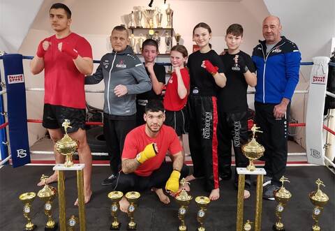 Von Links: Zivojin Peter Zivojinovic (Trainer), Christian Deiß (Trainer und ehm. Kickbox-Weltmeister), Quentin Klink, Jennifer Reisch, Viktoria Weissgerber, Konstantin Weissgerber, Alexander Künzler (Cheftrainer). Unten: Ugur Ögüt.