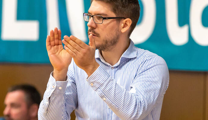 Trainer Christian Hergenröther bleibt bei den Sternen. Trainer Christian Hergenröther bleibt bei den Sternen.