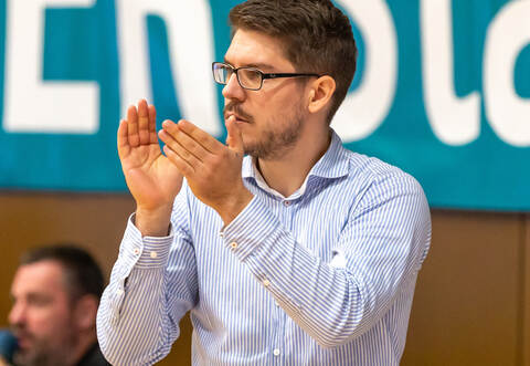 Trainer Christian Hergenröther bleibt bei den Sternen.