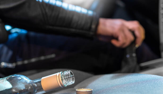 Weil er mit rund 2,1 Promille Auto gefahren ist, muss ein 50-Jähriger jetzt seinen Führerschein abgeben. Weil er mit rund 2,1 Promille Auto gefahren ist, muss ein 50-Jähriger jetzt seinen Führerschein abgeben.