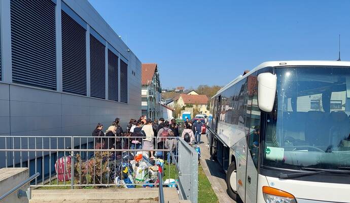 Nur wenige Habseligkeiten haben die ukrainischen Flüchtlinge bei sich, die heute in Lienzingen in der dortigen Halle aufgenommen wurden.