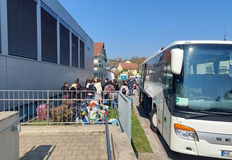 Nur wenige Habseligkeiten haben die ukrainischen Flüchtlinge bei sich, die heute in Lienzingen in der dortigen Halle aufgenommen wurden.