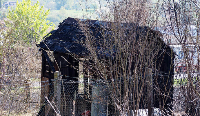Eine Gartenhütte ist in den Weinbergen bei Ölbronn-Dürrn abgebrannt.