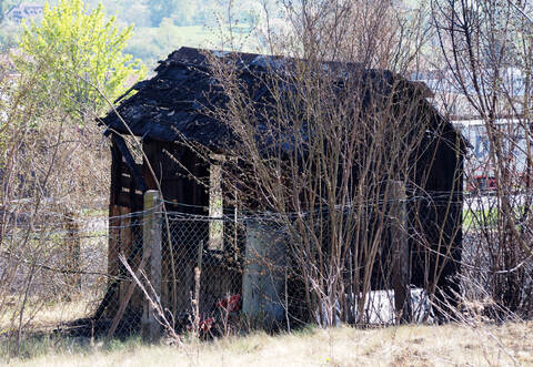 Eine Gartenhütte ist in den Weinbergen bei Ölbronn-Dürrn abgebrannt.