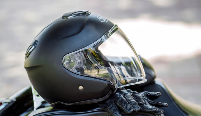 Bei einem nahegelegenen Supermarkt in der Luigstraße entdeckte der Autofahrer laut Polizei kurz darauf das abgestellte Motorrad sowie den schwarzen Motorradhelm – vom Fahrer fehlte aber jeder Spur.