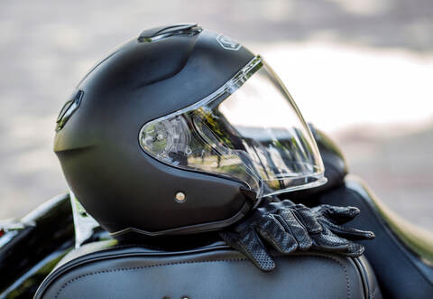 Bei einem nahegelegenen Supermarkt in der Luigstraße entdeckte der Autofahrer laut Polizei kurz darauf das abgestellte Motorrad sowie den schwarzen Motorradhelm – vom Fahrer fehlte aber jeder Spur.