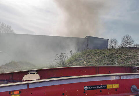 Dichter Qualm ist am Montagnachmittag über dem Gebäude des Recyclingunternehmens zu sehen.
