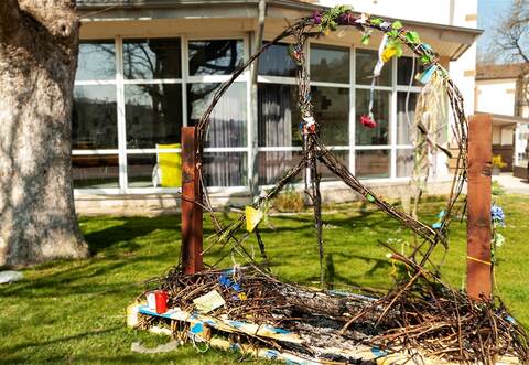 Mit einem Feuer wurde das Friedenszeichen in Mühlacker zerstört.