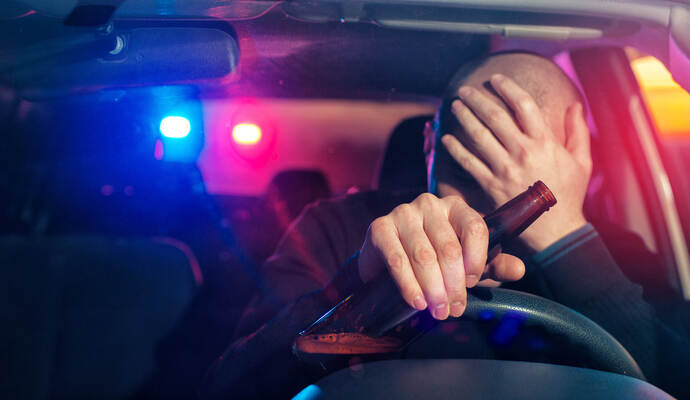Der betrunkene Autofahrer überfuhr eine Verkehrsinsel und fuhr ein Schild um. Sad man is caught driving under alcohol influence