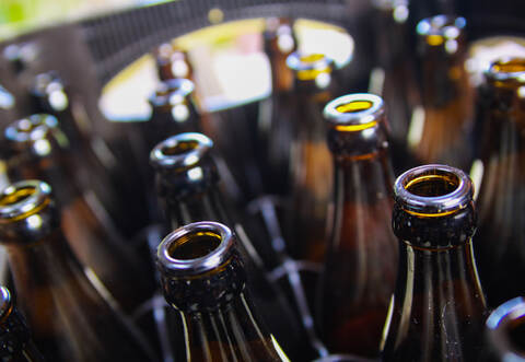 Auf einer Länge von rund 50 Metern hat am Donnerstagmorgen ein Lkw Bierflaschen verloren.