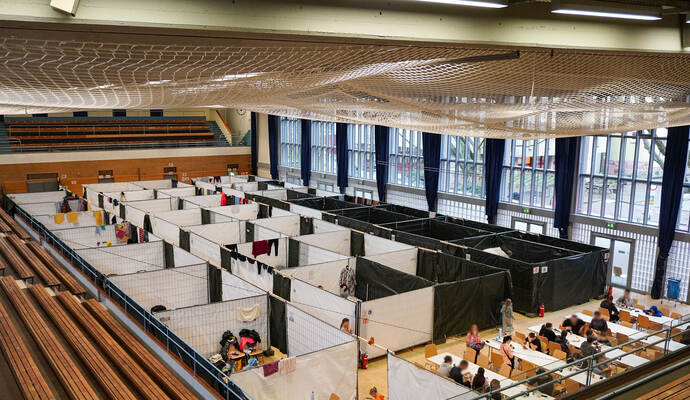 Mit nun 100 Menschen ist die Kapazität der Jahnhalle soweit ausgelastet, dass die Belegung der Bergdorfhalle in zeitliche Nähe rückt.