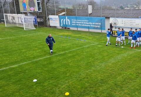 Die Spieler des 1. CfR Pforzheim vor dem Derby. Am Ende gingen sie als Sieger vom Platz.