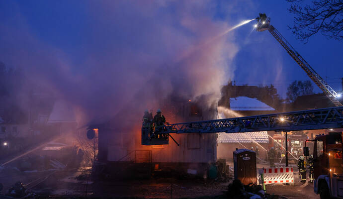 Die Ursache für den Brand, bei dem niemand verletzt wurde, war auch am Dienstagmorgen laut Polizei noch unklar.