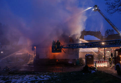 Die Ursache für den Brand, bei dem niemand verletzt wurde, war auch am Dienstagmorgen laut Polizei noch unklar.