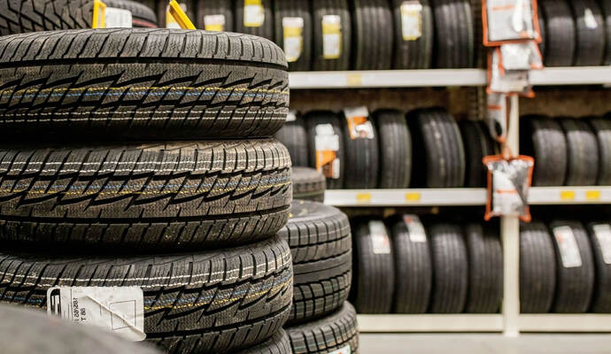 Laut Polizei mussten die Diebe mit einem eher größeren Transportwagen unterwegs gewesen sein. Car tires and wheels at warehouse in tire store.