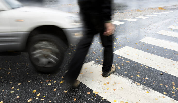 Der bislang Unbekannte fuhr im Anschluss an den Unfall weiter, ohne sich um die verletzte Frau zu kümmern.