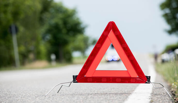 Der Autofahrer wurde bei dem schweren Unfall leicht verletzt. Warndreieck