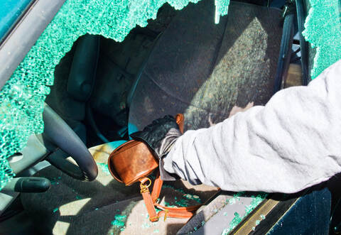 Ein 40-Jähriger soll in Mühlacker und Umgebung aus Autos Wertsachen gestohlen haben.