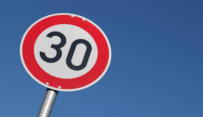 Vor dem Kindergarten an der Öschelbronner Ortsdurchfahrt gilt seit kurzem Tempo 30. Vor dem Kindergarten an der Öschelbronner Ortsdurchfahrt gilt seit kurzem Tempo 30.