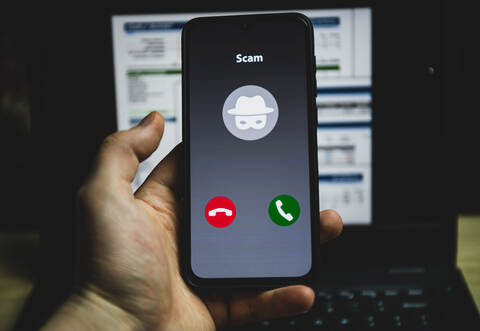 Mit gewieften Methoden versuchen Betrüger immer wieder ihre Opfer um viel Geld oder Wertgegenstände zu bringen.