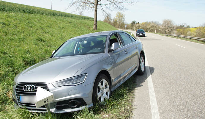 Der Unfallverursacher wurde wohl bewusstlos und kam von der Fahrbahn ab.