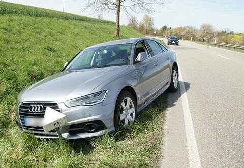 Der Unfallverursacher wurde wohl bewusstlos und kam von der Fahrbahn ab.