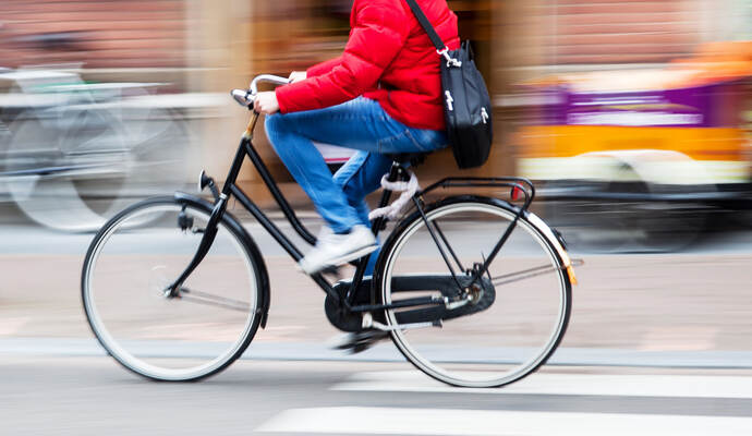 Die Fahrerin zog sich schwere Verletzungen zu. bicycle rider in the city in motion blur