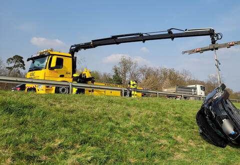 Die Frau ist mit ihrem Auto alleinbeteiligt von der Straße abgekommen.