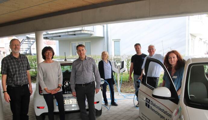 Britta Rawer (von rechts), Karl-Heinz Stengel, Florian Walch und Gabriele Reiling von der Remchinger Diakoniestation sowie Pfarrer Rudolf Kaltenbach, die Kirchengemeinderatsvorsitzende Doris Schmidt und der Förderkreisvorsitzende Oliver Arnold.