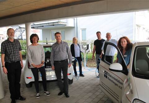 Britta Rawer (von rechts), Karl-Heinz Stengel, Florian Walch und Gabriele Reiling von der Remchinger Diakoniestation sowie Pfarrer Rudolf Kaltenbach, die Kirchengemeinderatsvorsitzende Doris Schmidt und der Förderkreisvorsitzende Oliver Arnold.