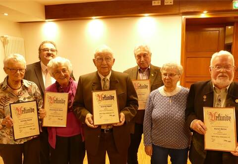 Geehrt wurden: Helene Daum (von links), Peter Heinke, Annemarie Klose, Konrad Oppel, Rudolf Hof, Jutta Migulla, Horst Berse.