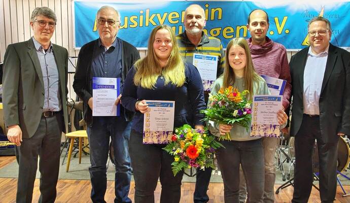 Die geehrten Mitglieder: Tanja Scheytt und Melina Saalbach (vorne von links). In der hinteren Reihe freut sich Bürgermeister Armin Pioch (von links) mit Erich Santi, Stefan Dagenbach und Marco Santi sowie dem ersten Vorsitzenden Reimund Scheytt. Die geehrten Mitglieder: Tanja Scheytt und Melina Saalbach (vorne von links). In der hinteren Reihe freut sich Bürgermeister Armin Pioch (von links) mit Erich Santi, Stefan Dagenbach und Marco Santi sowie dem ersten Vorsitzenden Reimund Scheytt.