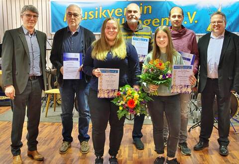 Die geehrten Mitglieder: Tanja Scheytt und Melina Saalbach (vorne von links). In der hinteren Reihe freut sich Bürgermeister Armin Pioch (von links) mit Erich Santi, Stefan Dagenbach und Marco Santi sowie dem ersten Vorsitzenden Reimund Scheytt.