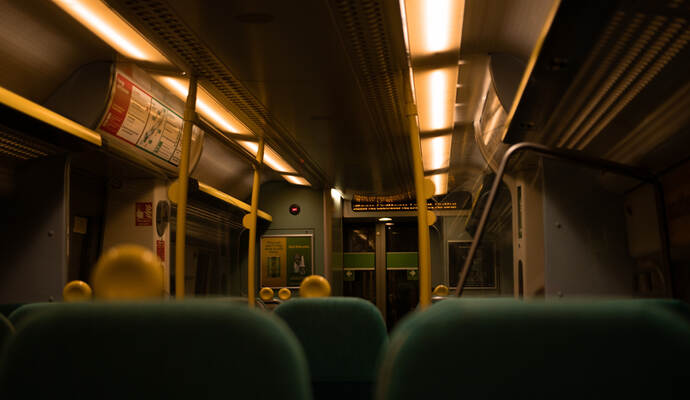 Laut Polizei entdeckte die Lokführerin beim Wechseln der Fahrerkabine an der Endhaltestelle der Straßenbahn 4 den Mann, der demnach ohne Hose auf einem Sitz saß und ein aufgeschlagenes Erotikmagazin vor sich liegen hatte. Laut Polizei entdeckte die Lokführerin beim Wechseln der Fahrerkabine an der Endhaltestelle der Straßenbahn 4 den Mann, der demnach ohne Hose auf einem Sitz saß und ein aufgeschlagenes Erotikmagazin vor sich liegen hatte.